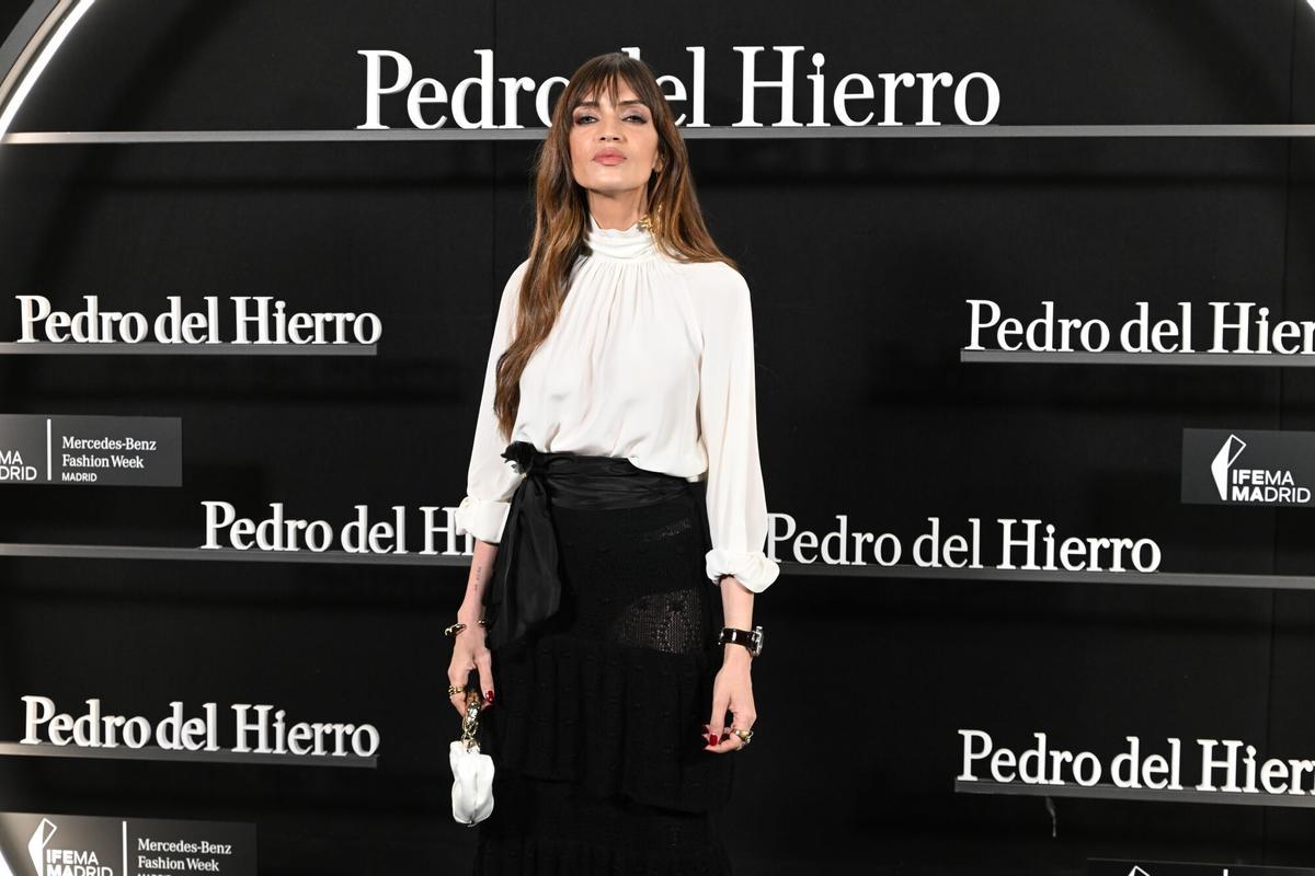 Sara Carbonero posa en el photocall de Pedro del Hierro durante la presentación de su colección OI25-26 El Pellizco en la 81ª edición de MBFWM, a 20 de febrero de 2025, en Madrid (España)
