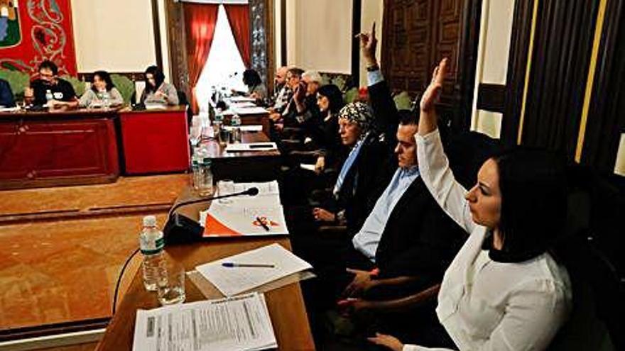 Cruz Lucas, Francisco José Requejo y Reyes Merchán durante una votación en Pleno.