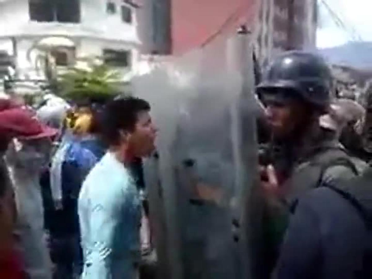 Un joven reta a la policía chavista: ¿Me vas a matar porque tengo hambre?.