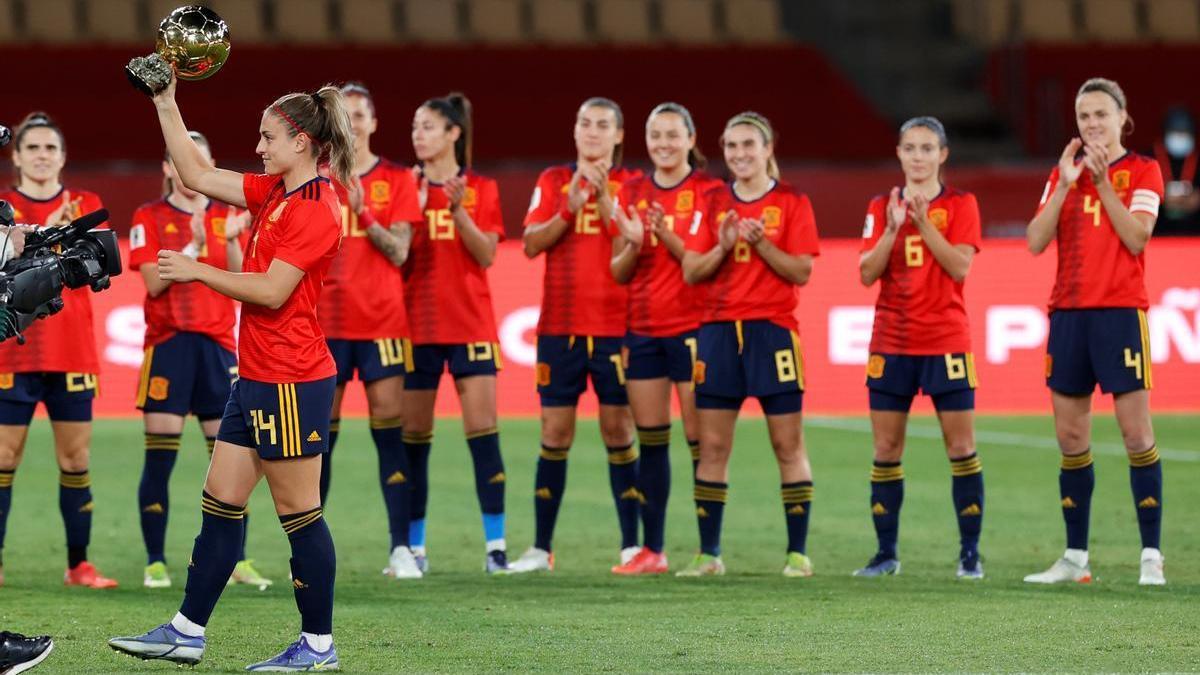 Alexia Putellas ofrece el Balón de Oro a la afición en un partido con la selección femenina.