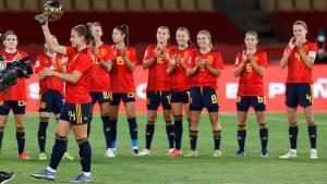 Alexia Putellas ofrece el Balón de Oro a la afición en un partido con la selección femenina.