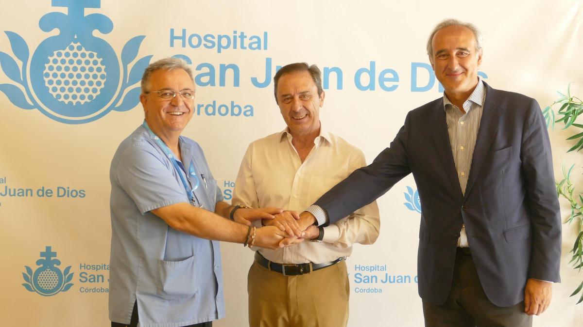 Representantes del hospital San Juan de Dios y de Covap, en una imagen de archivo.