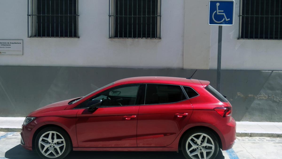 Un vehículo estacionado en un aparcamiento para minusválidos en Priego.