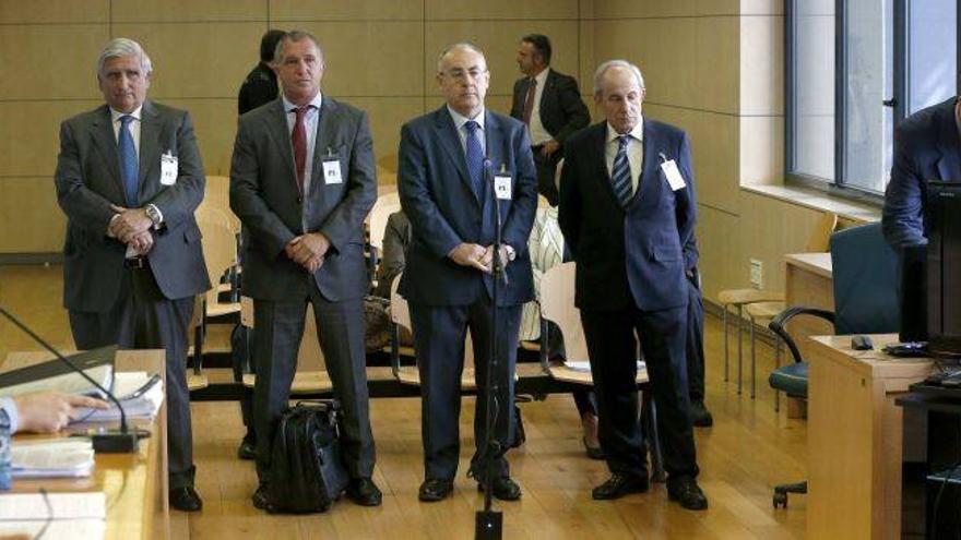 El exdirector general adjunto de Caixa Penedès defiende el cobro de pensiones millonarias