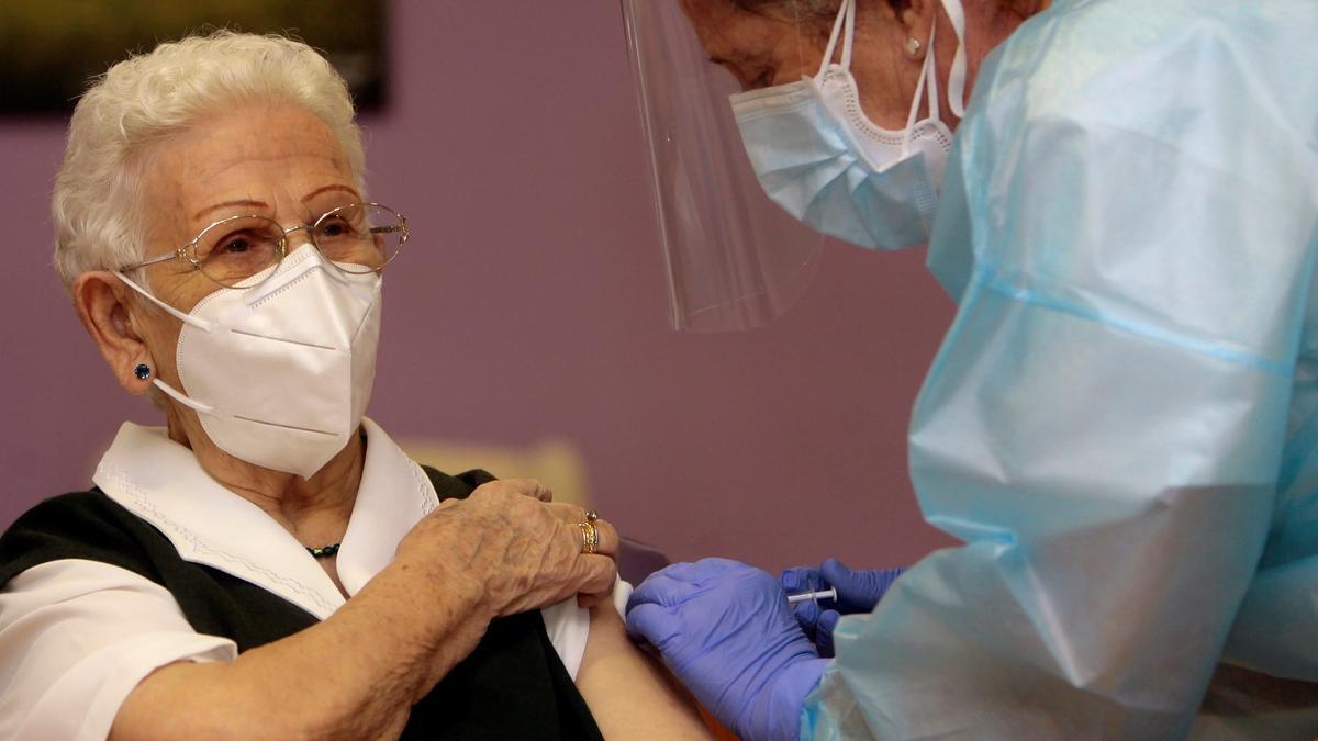 Araceli, la primera mujer que recibió la vacuna contra la covid en España, cumple 100 años