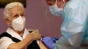 Araceli, la primera mujer que recibió la vacuna contra la covid en España, cumple 100 años