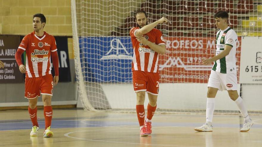 Los cordobeses Solano y Bebé, del Jimbee Cartagena, en el partido que disputaron la pasada temporada en Vista Alegre ante el Córdoba Futsal.