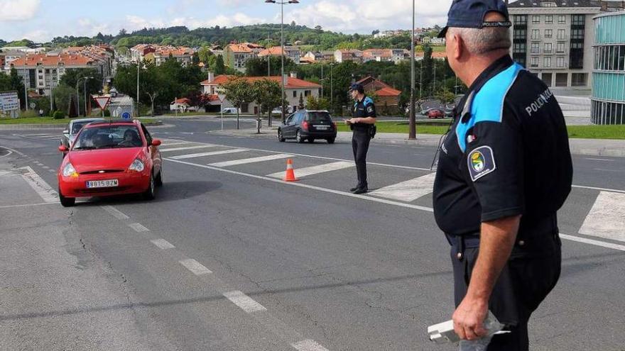 Dos agentes municipales de Lalín durante un control de alcoholemia este verano. // Bernabé/Javier Lalín