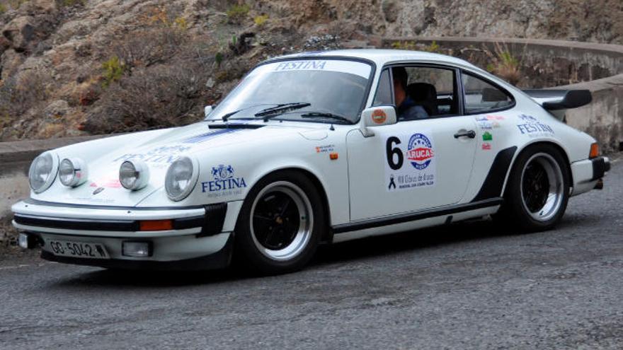 Kike Álvarez y Jorge Vila, a bordo de su Porsche 911 durante una prueba.