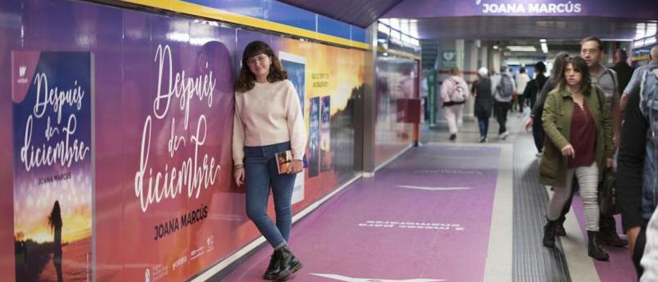 Joana Marcús en el metro de la puerta del Sol de Madrid, con publicidad de su libro