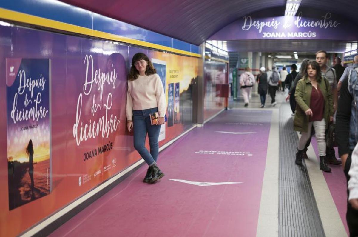 Joana Marcús en el metro de la puerta del Sol de Madrid, con publicidad de su libro