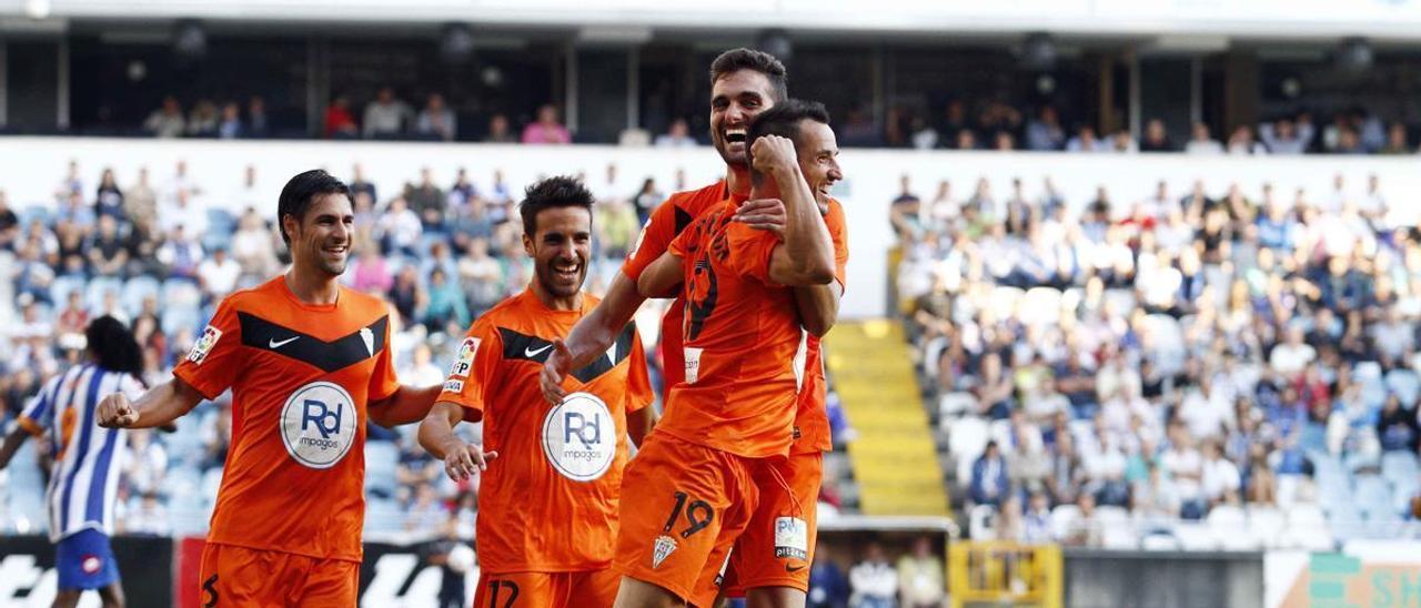 Fran Cruz abraza a López Silva, autor del gol en la única victoria del Córdoba CF en Riazor, en agosto del 2013, con Joselu y Luso en segundo plano..