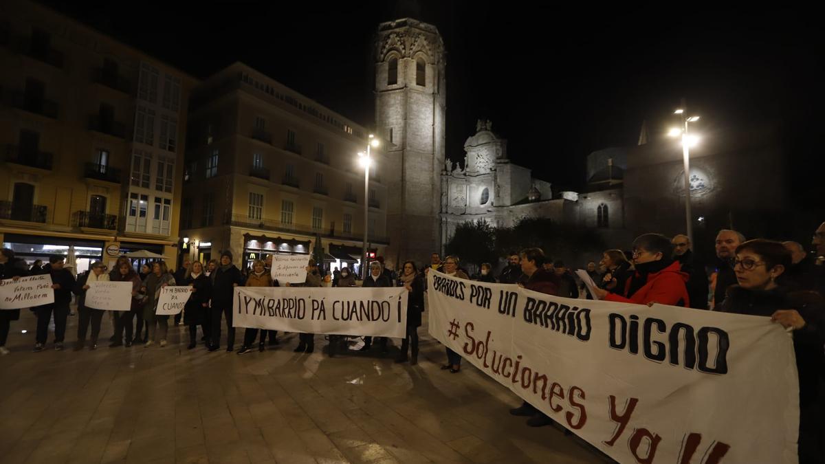 Un momento de la protesta de los vecinos de Orriols en el centro de València.