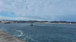 El paseo de Naval Azul cumple un mes y vecinos y viandantes dan su veredicto: "plena satisfacción" por haber recuperado el acceso a la costa desde El Natahoyo