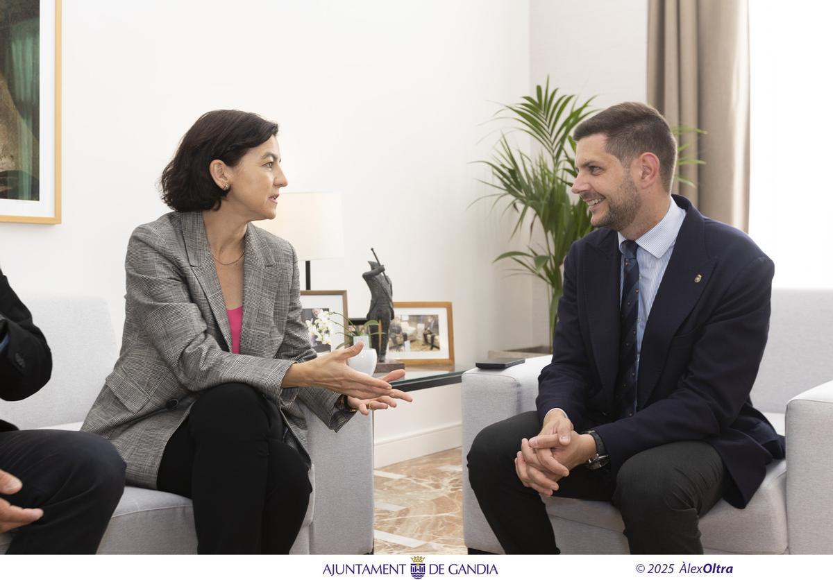 Eva Granados y el alcalde José Manuel Prieto, esta tarde en el Ayuntamiento de Gandia.