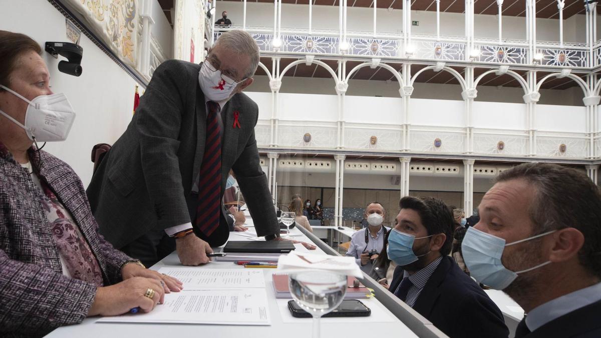 Segado y Miras (d) hablan con Castillo y la letrada de la Asamblea