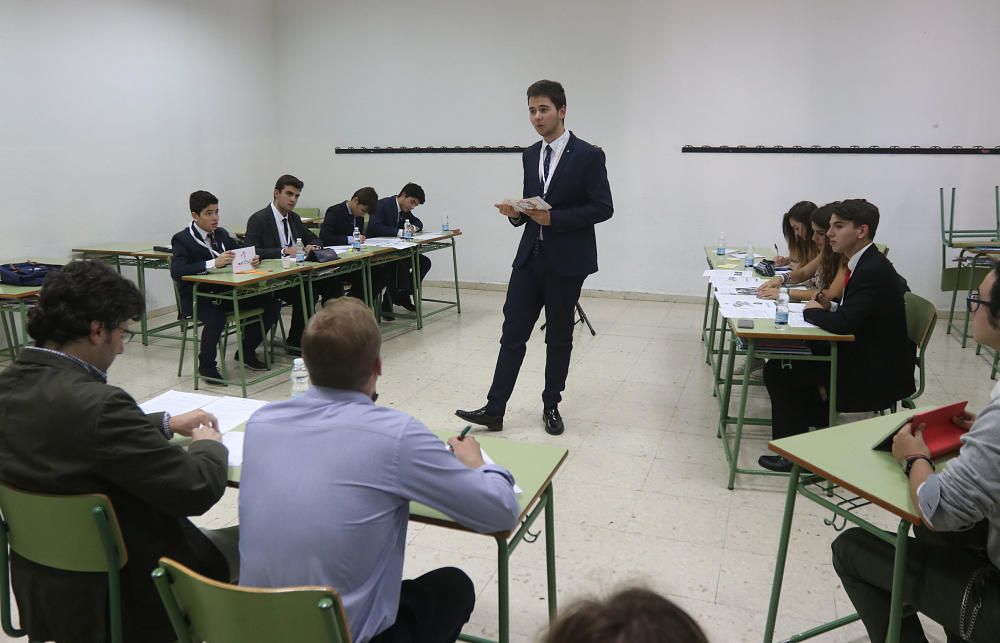 Las imágenes de la primera ronda del Torneo de Debate Escolar de Málaga, que cuenta con el respaldo de La Opinión de Málaga y la colaboración de la Obra Social de La Caixa