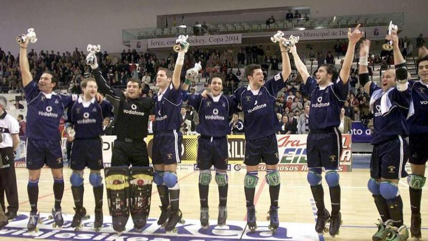 Los jugadores del Liceo, encabezados por Facundo Salinas, celebran la Copa del Rey de 2004 en Jerez.