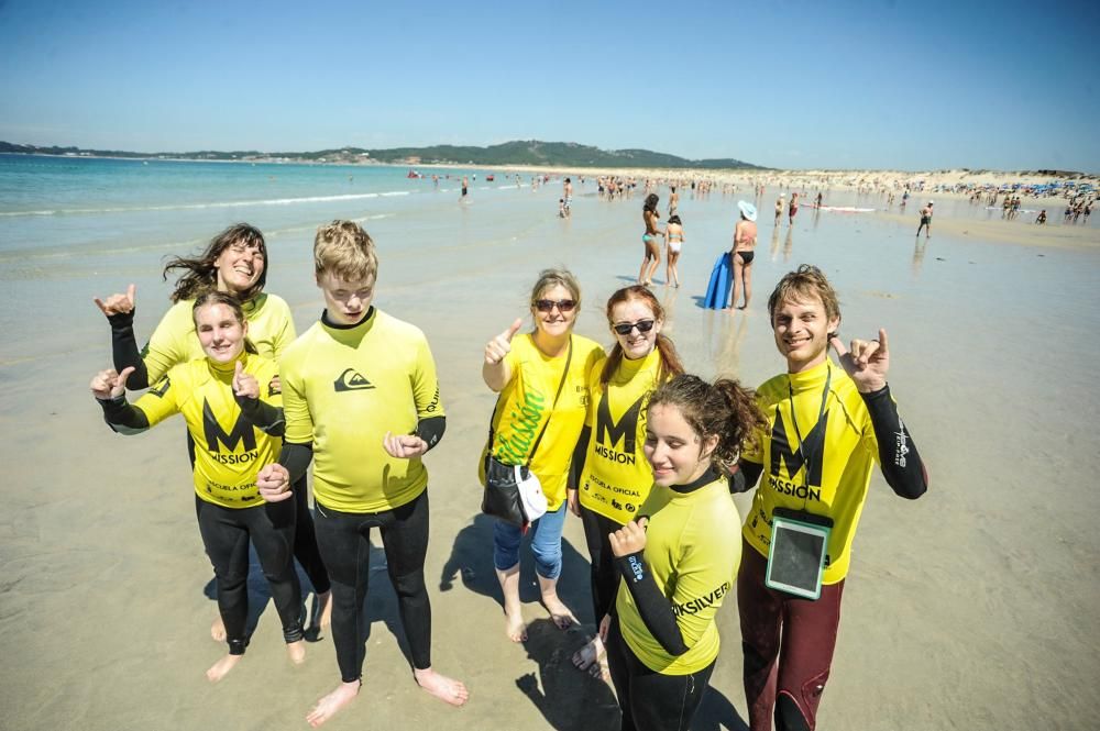 Veinte jóvenes invidentes o con discapacidad visual de 15 y 17 años de Irlanda, España y Galicia se suben a la tabla en A Lanzada.