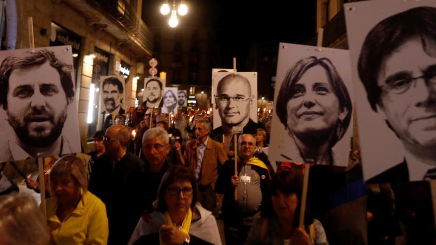 Manifestants, amb cartells dels líders polítics independentistes