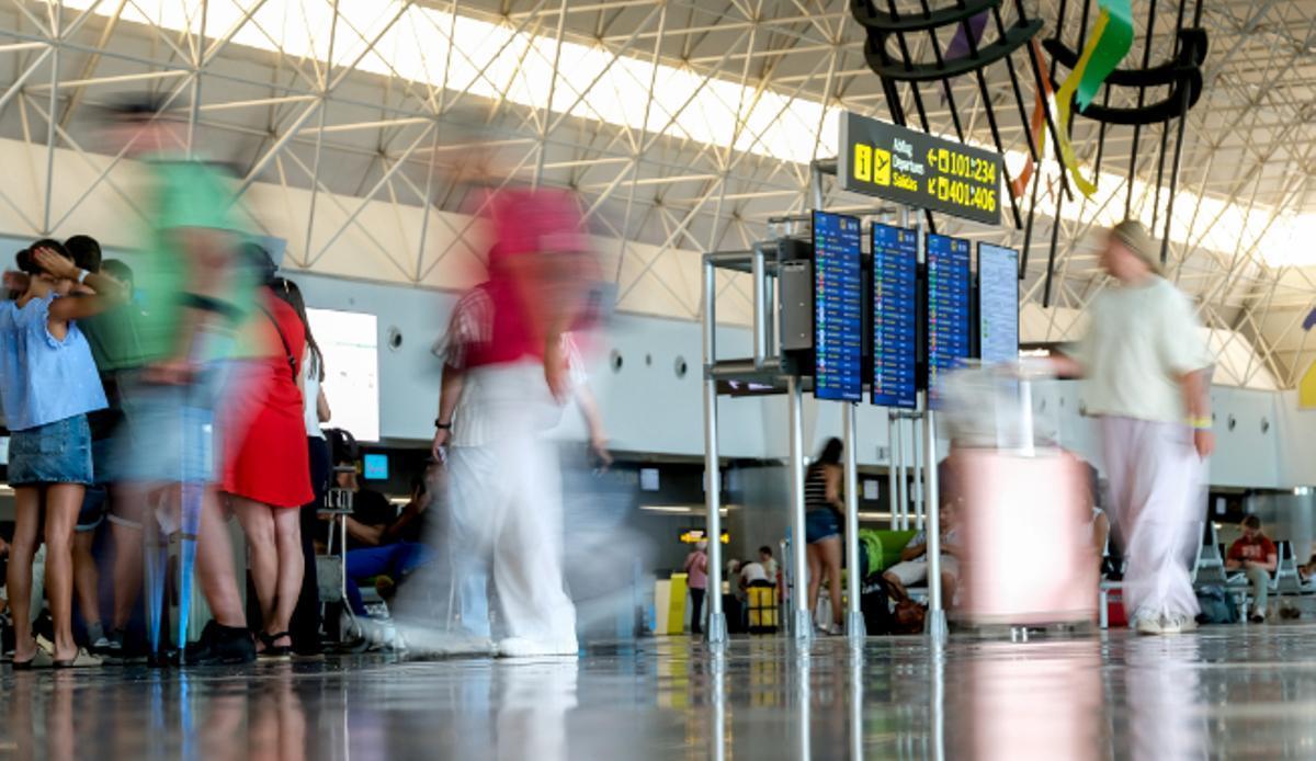 Viajeros en la zona de facturación de un aeropuerto de Canarias