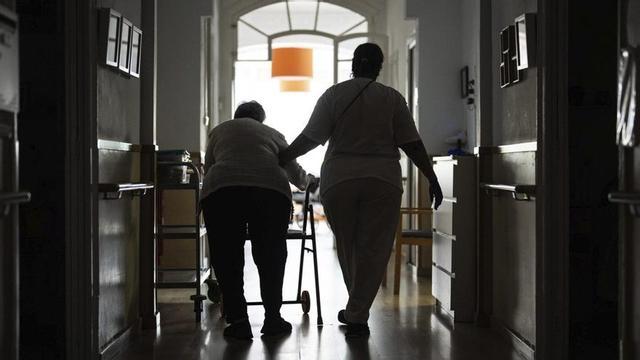 Una cuidadora atén una àvia en una residència geriàtrica de Barcelona. | ZOWY VOETEN