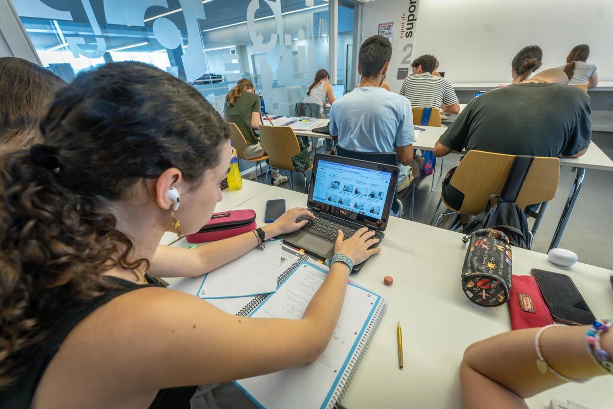 Estudiantes preparándose para la selectividad, esta semana en Barcelona. Estudiantes preparándose para la selectividad, esta semana en Barcelona.