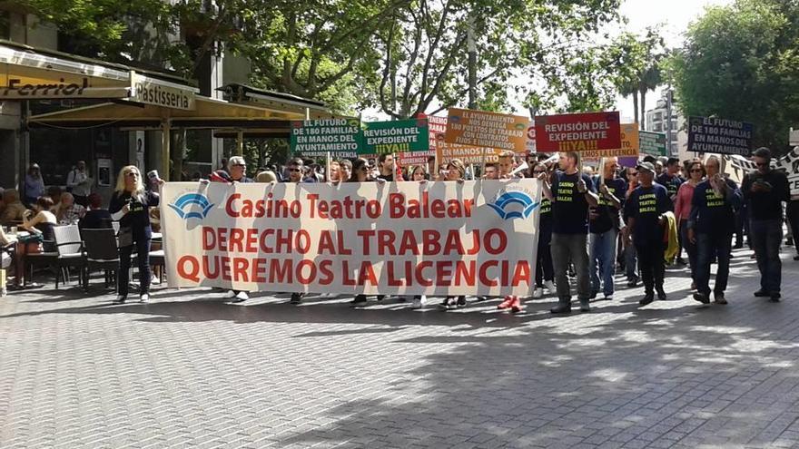 La manifestación se inició en la plaza de España. La mayoría de participantes llevaban camisetas negras y se veían banderas del sindicato USO.