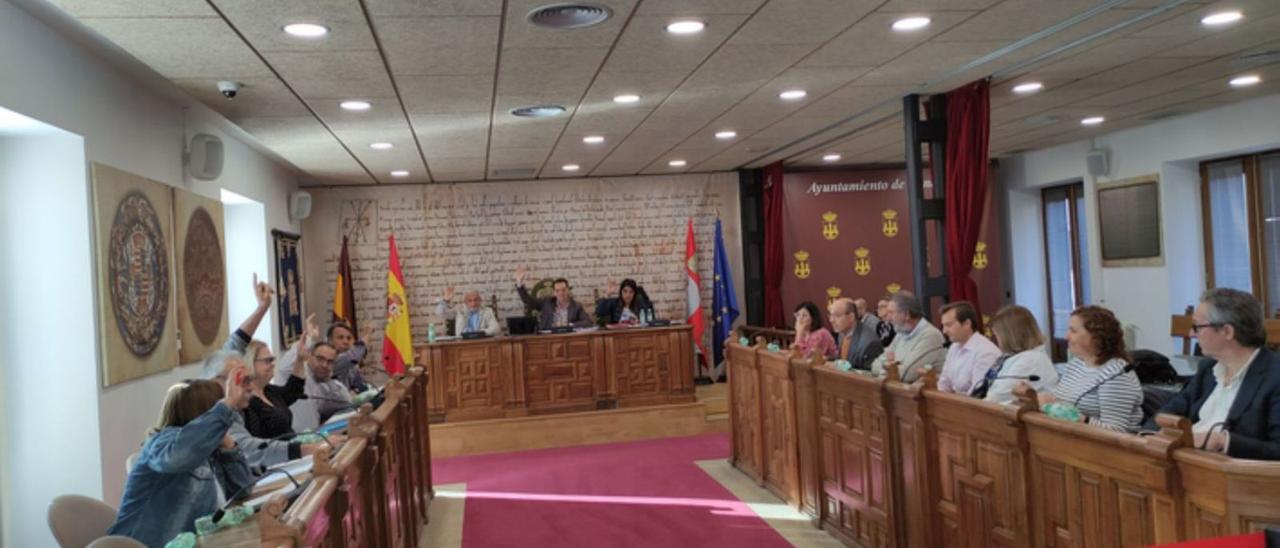 Un momento de la votación en el Pleno. | E. P.