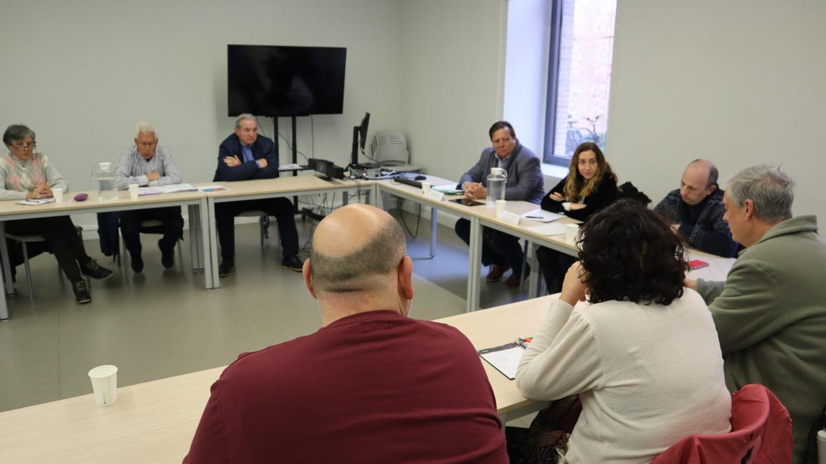 La consellera durante la reunión con los vecinos