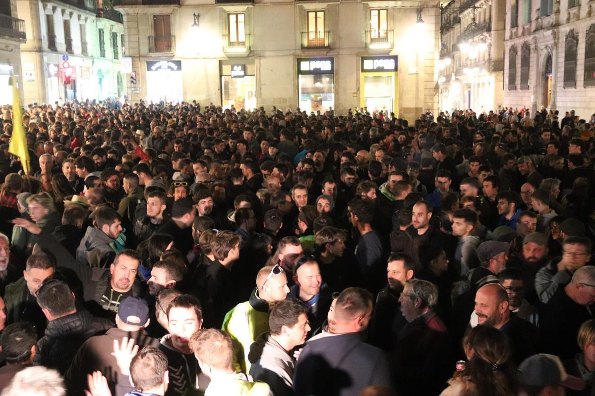 Pagesos concentrats a la plaça Sant Jaume després de la reunió amb Aragonès i Mascor
