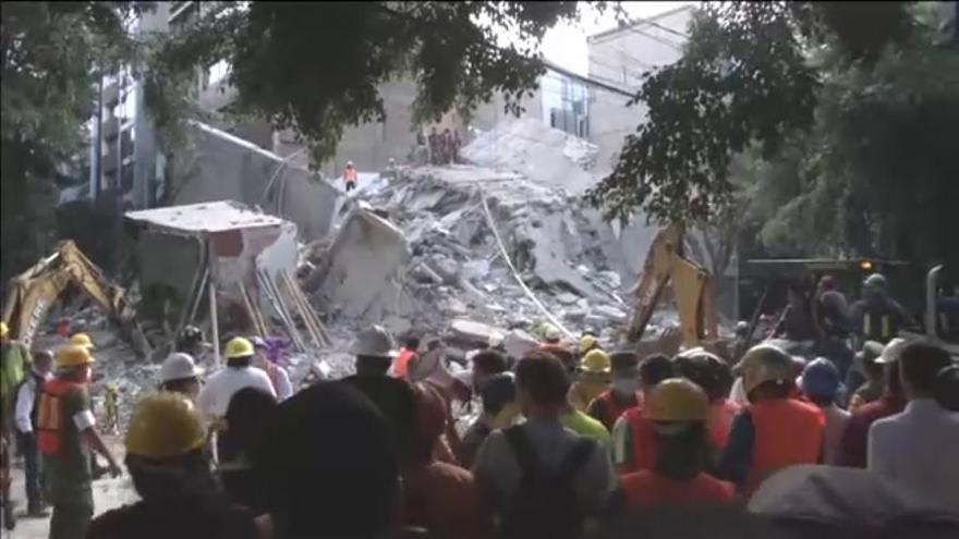 VÍDEO / Soldados y ciudadanos colaboran en el rescate de supervivientes del terremoto