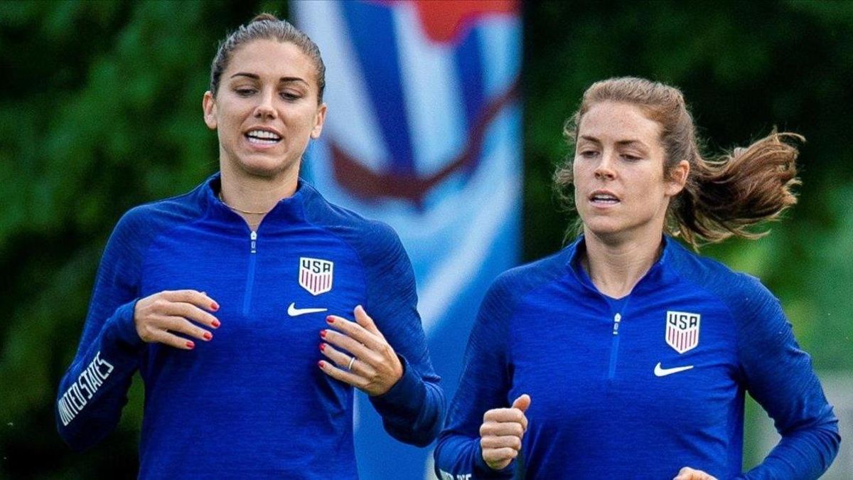 La delantera Alex Morgan y la defensa Kelley O'Hara calientan