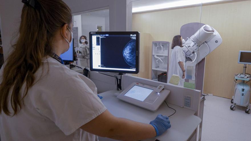 Una profesional realiza una mamografía a una paciente en una consulta, en una imagen de archivo.