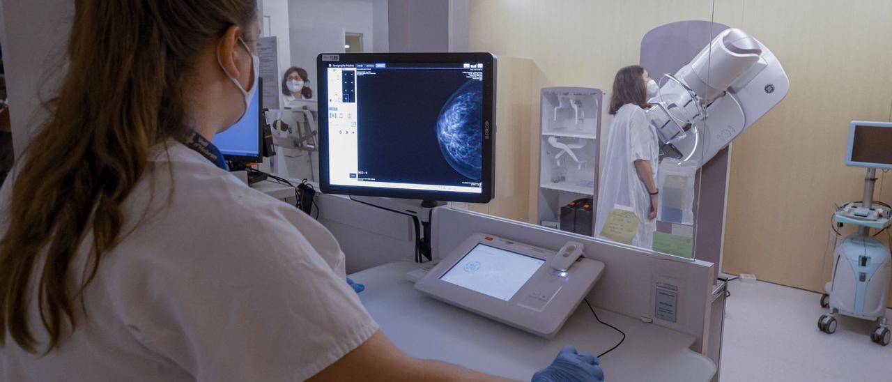 Una profesional realiza una mamografía a una paciente en una consulta, en una imagen de archivo.