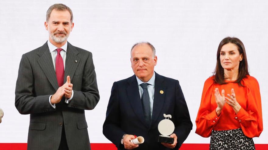 Felipe VI entregÃ³ el reconocimiento a Javier Tebas.