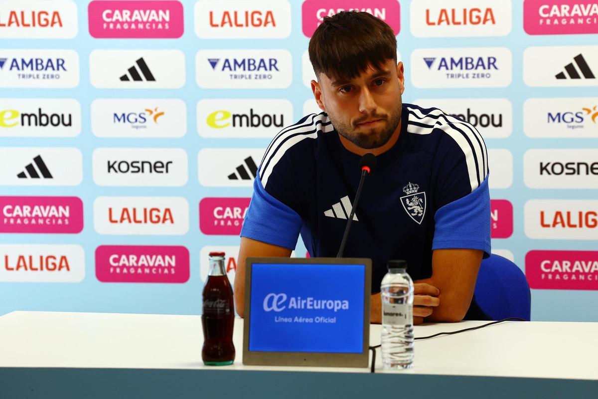 Jaume Jardí responde a una pregunta durante su presentación como jugador del Real Zaragoza.