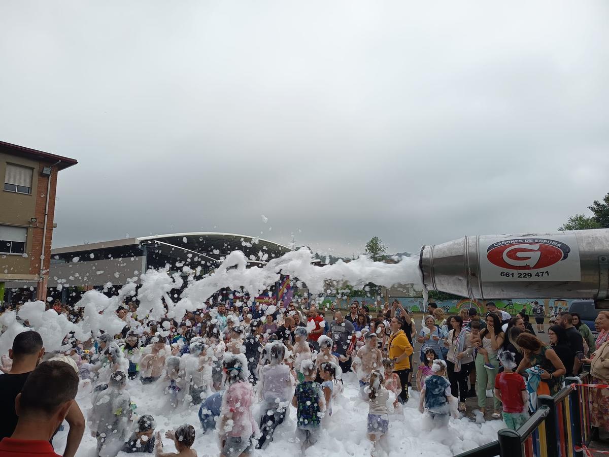 Fiesta de la espuma en el colegio Turiellos.
