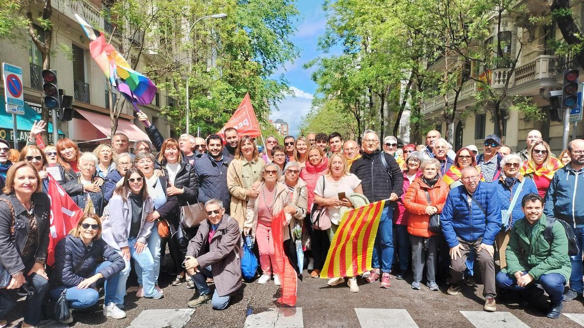 Representantes del PSOE aragonés junto a varios militantes, este sábado en Ferraz.