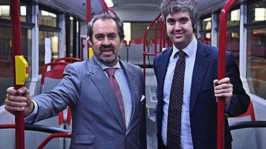 José Antonio y José Ignacio Prada, en un autobús de la Compañía de Tranvías.
