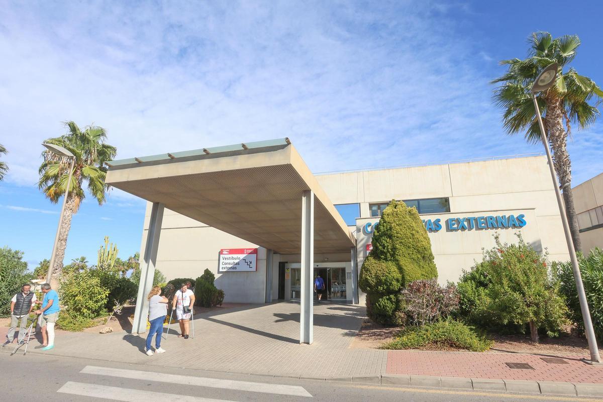 Acceso principal a las consultas externas del Hospital Universitario de Torrevieja
