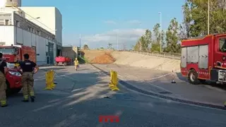 Controlado un aparatoso incendio en una planta de residuos de Gavà