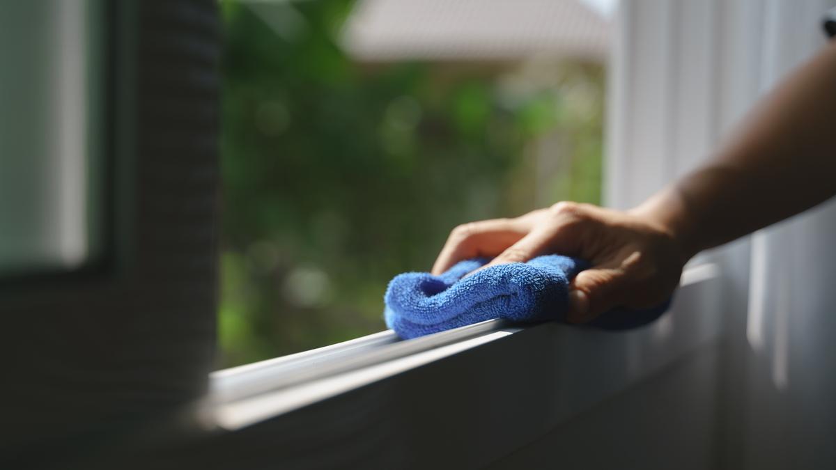 Este truco para limpiar los raíles de las ventanas te será muy útil.