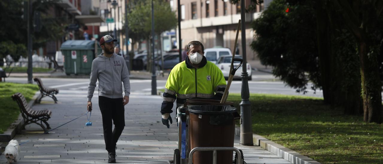 Un trabajador de Urbaser, en el centro de Avilés.