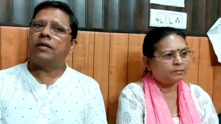 Sanjeev Ranjan Prasad y Sadhana Prasad, la pareja india que pretende demandar a su hijo y a su nuera por no darles un nieto