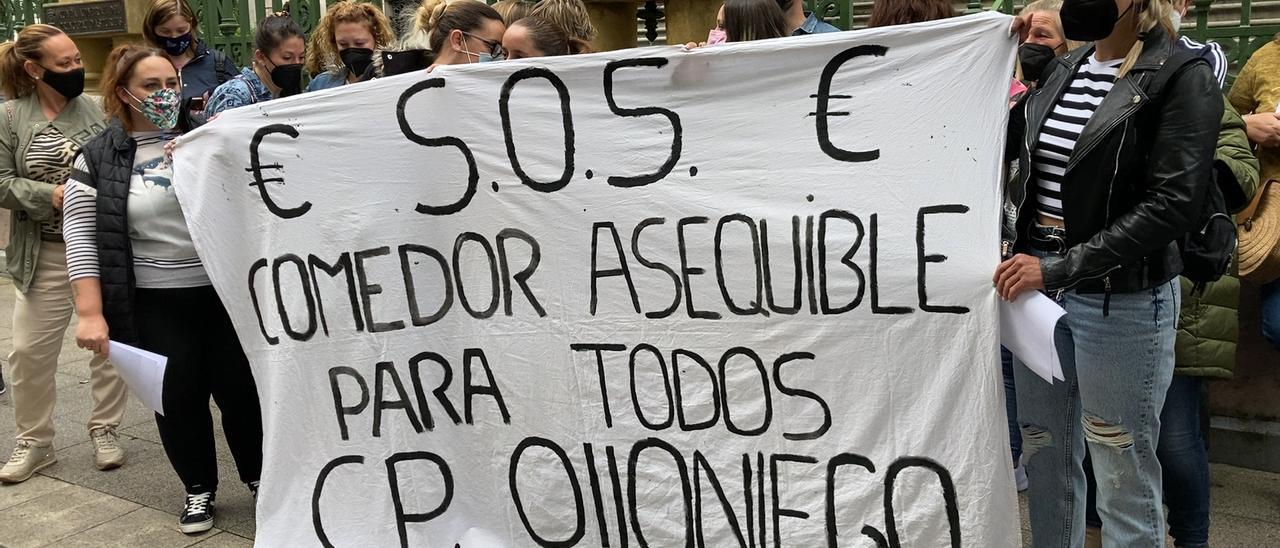 Los padres del colegio de Olloniego piden en la Junta un precio justo para el comedor escolar: "La mitad de las familias han tenido que darse de baja, así es imposible conciliar"