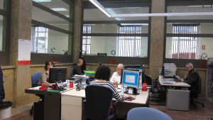 Trabajadores de diversas edades, en una oficina.