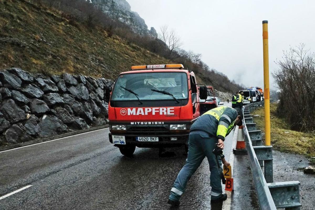 Fallece un gijonés al caerle una piedra sobre su coche en San Isidro