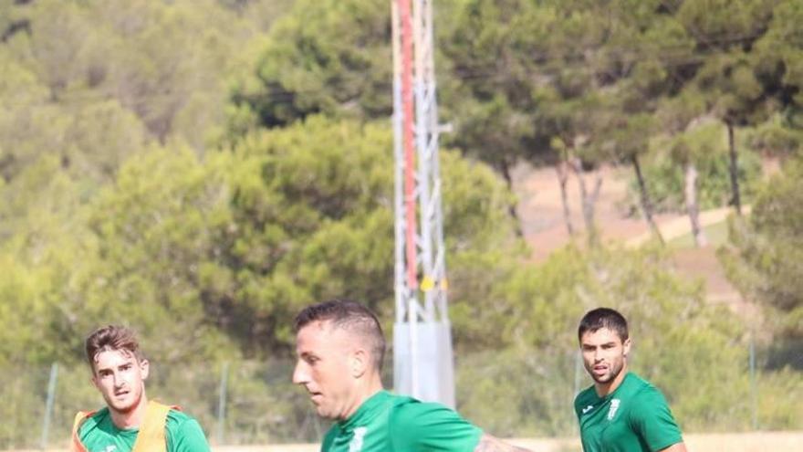 Óscar Rico controla el balón durante un entrenamiento este verano.