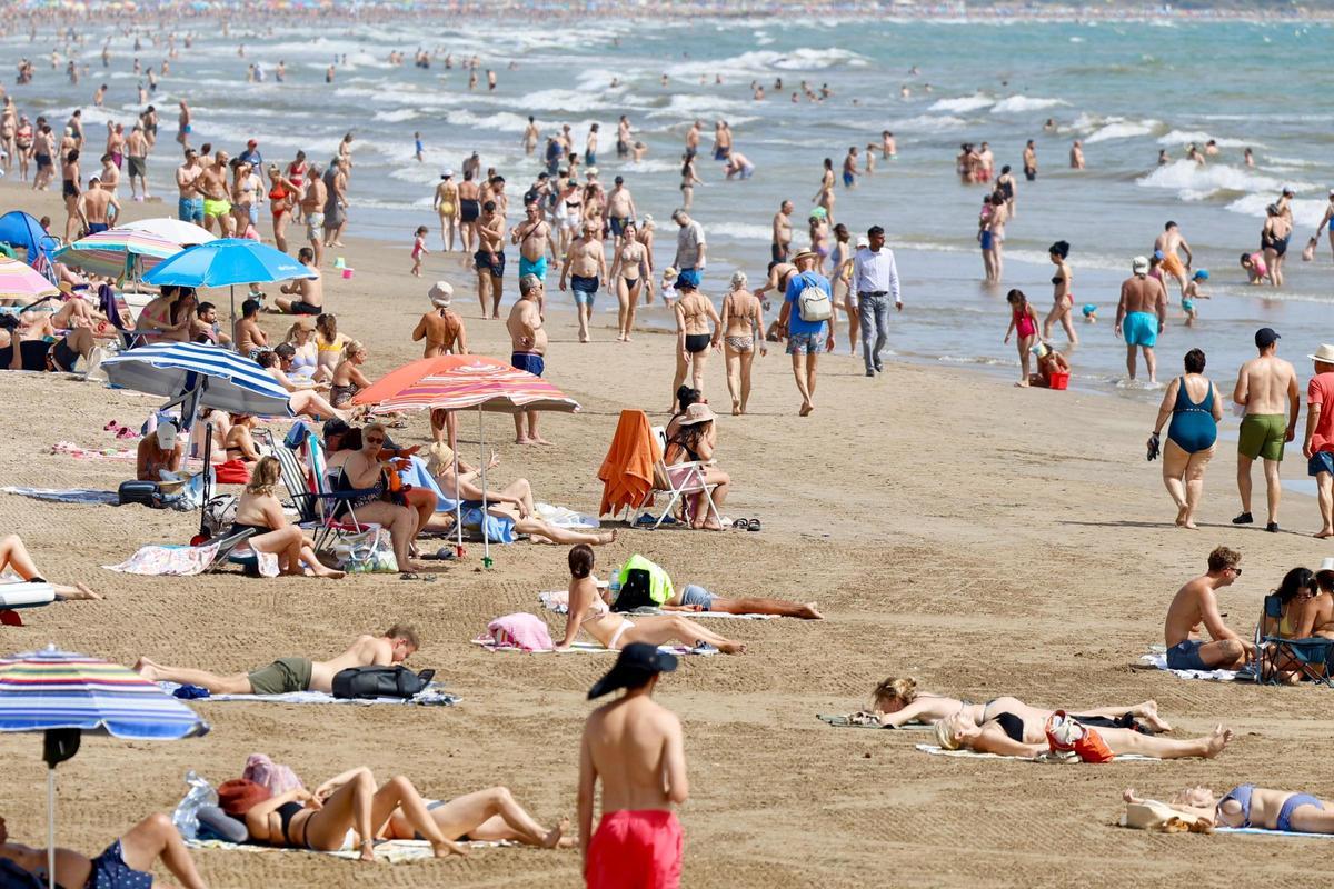 Las playas de València se llenan ante las altas temperaturas